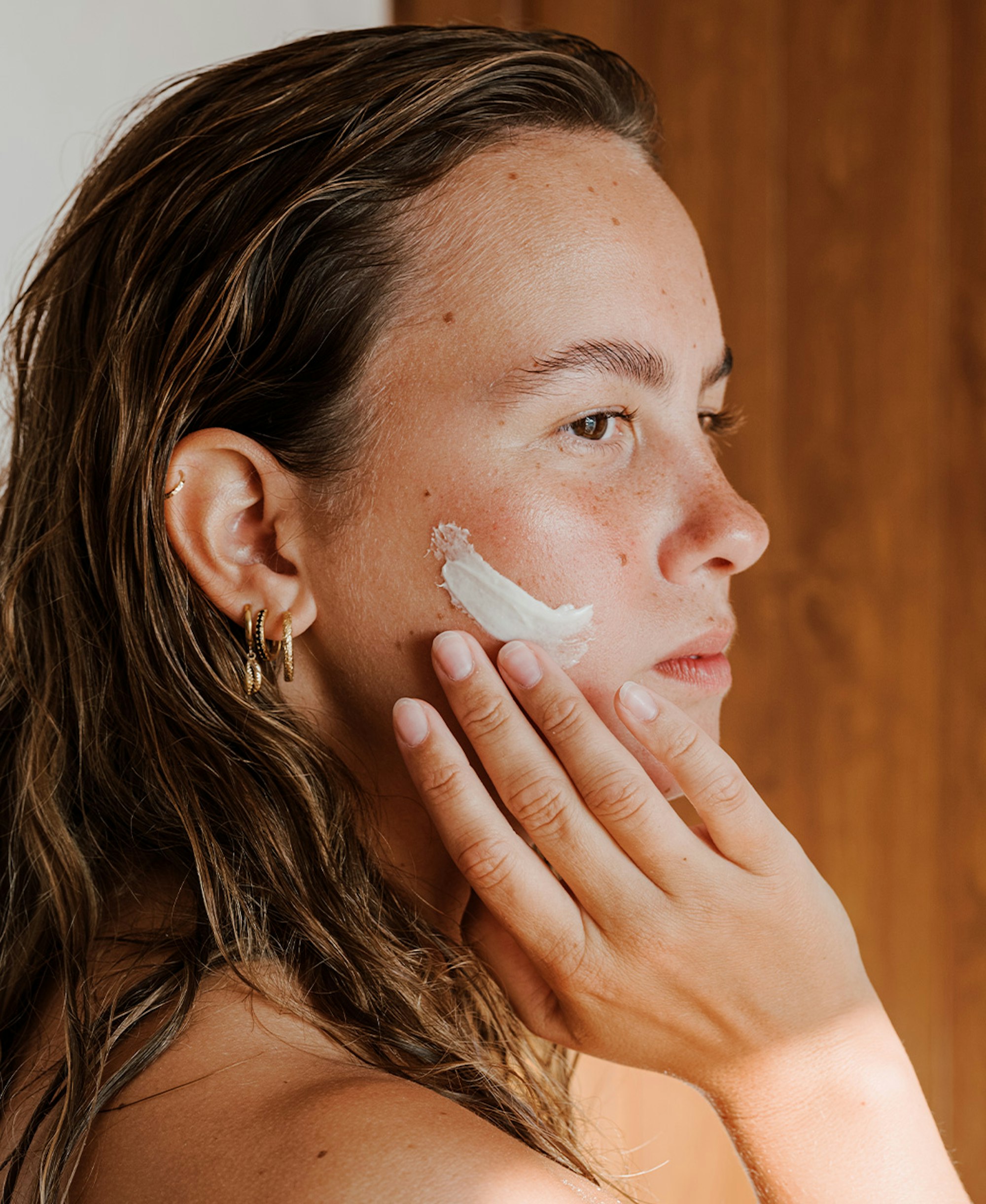 Modell-poserar-Verso-Journal